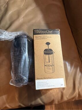 The Pampered Chef Black Measure, Mix & Pour Container
